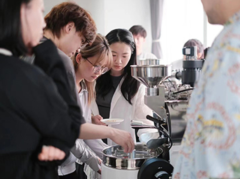 What are the etiquette for drinking coffee